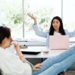 デスクワークの猫背を解消！ストレッチトレーナーが教える簡単姿勢改善法